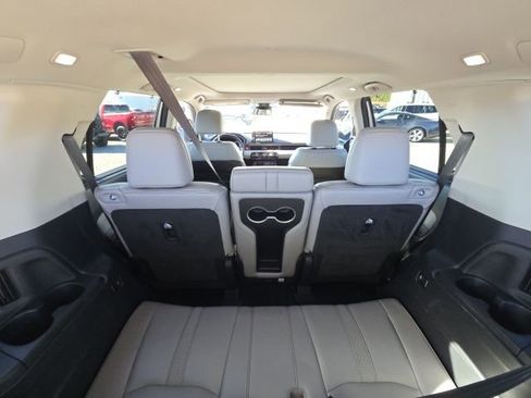 Used 2024 Honda Pilot Touring image 15