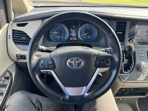 Used 2015 Toyota Sienna XLE image 21