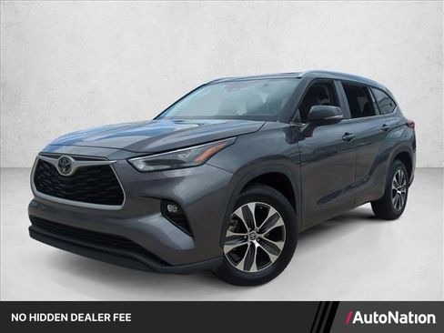 Used 2023 Toyota Highlander XLE FWD image 1