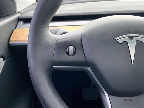 Used 2021 Tesla Model Y Long Range image 18