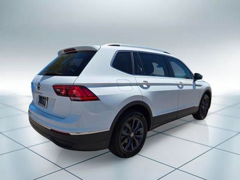 Used 2022 Volkswagen Tiguan SE w/ Panoramic Sunroof Package FWD image 5