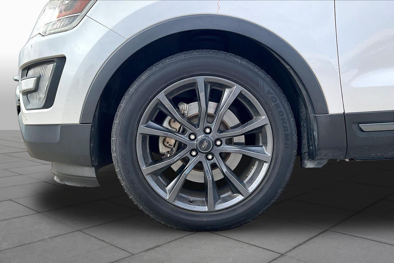 Used 2017 Ford Explorer XLT w/ Equipment Group 202A FWD image 10