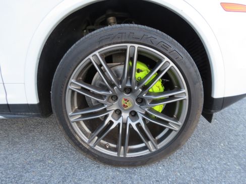 Used 2017 Porsche Cayenne S Platinum w/ Premium Package (PJW) image 11