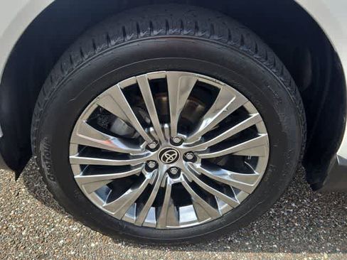 Used 2024 Toyota Venza XLE AWD/4WD image 13