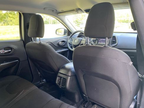 Used 2019 Jeep Cherokee Latitude w/ Popular Appearance Group AWD/4WD image 22