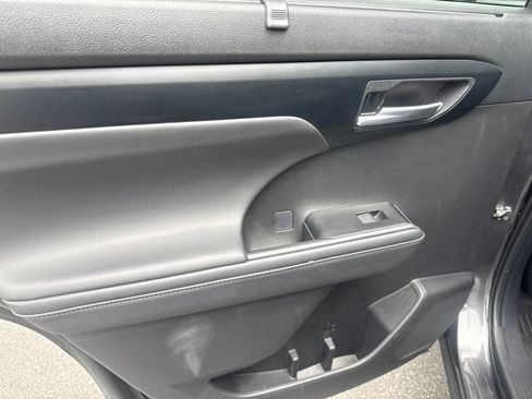 Used 2025 Toyota Highlander XLE FWD image 23