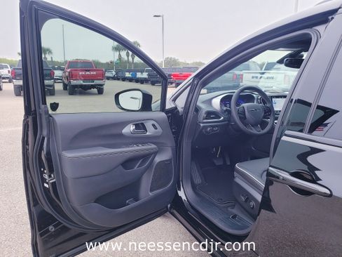 New 2026 Chrysler Pacifica Limited image 10