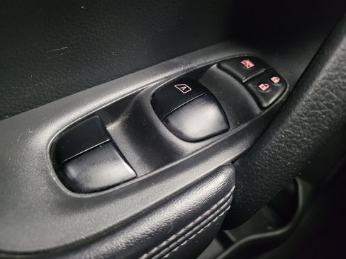 Used 2018 Nissan Rogue S image 27