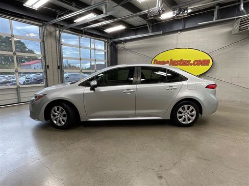Used 2020 Toyota Corolla LE FWD image 2