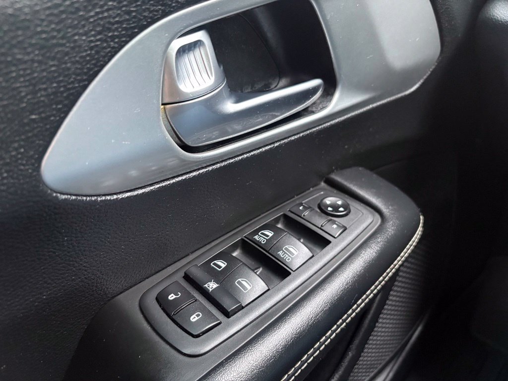 Used 2020 Chrysler Pacifica Touring w/ Advanced Safetytec Group FWD image 16