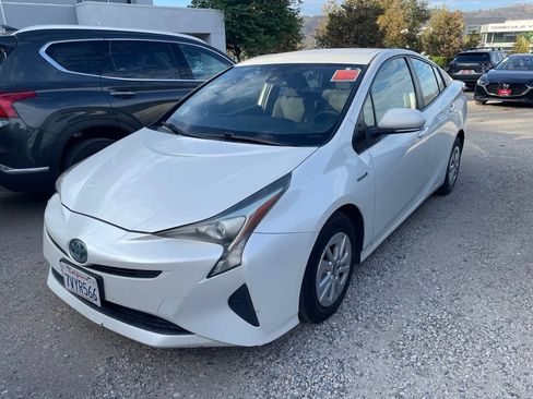 Used 2017 Toyota Prius Two w/ Carpet Mat Package FWD image 4