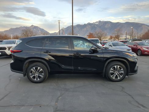 Used 2024 Toyota Highlander XLE image 2