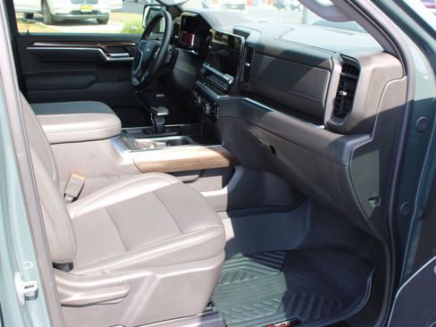 Used 2025 Chevrolet Silverado 1500 LT Trail Boss w/ Convenience Package II AWD/4WD image 22