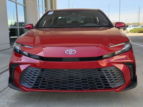 Used 2025 Toyota Camry SE image 2