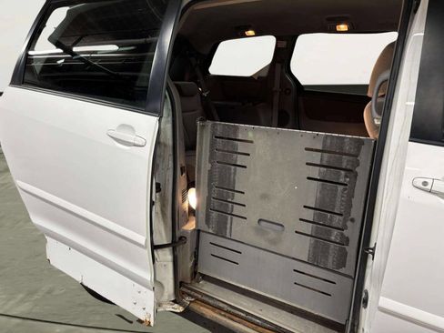 Used 2010 Toyota Sienna LE FWD image 17