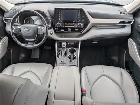 Used 2022 Toyota Highlander XLE AWD/4WD image 18