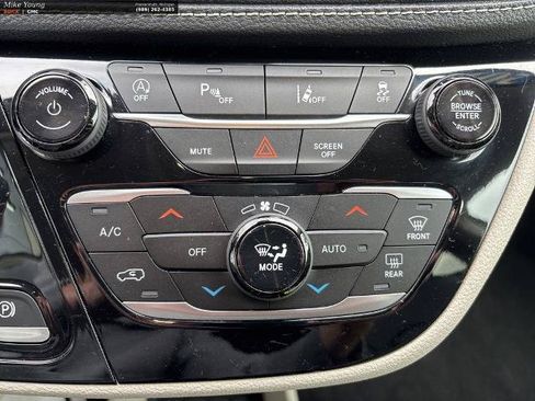 Used 2023 Chrysler Pacifica Touring-L FWD image 33