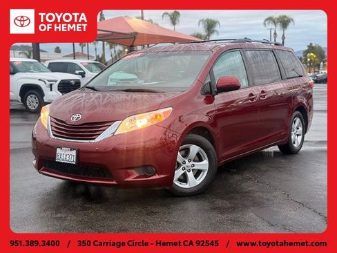 Used 2015 Toyota Sienna LE image 1