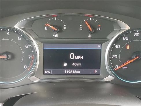 Used 2023 Chevrolet Traverse LT FWD image 25