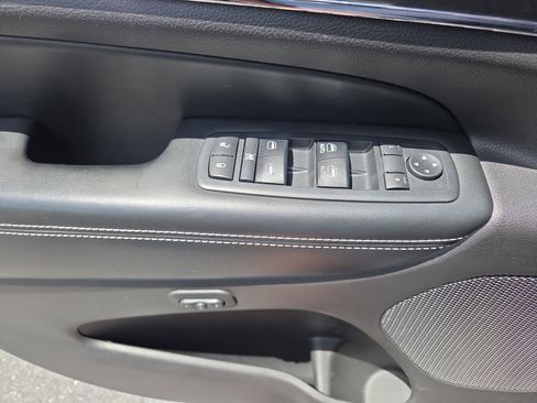 Certified 2017 Jeep Grand Cherokee Limited AWD/4WD image 32