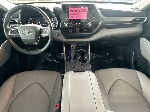 Used 2021 Toyota Highlander XLE FWD image 24