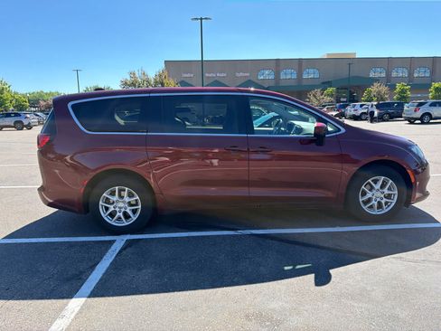Used 2017 Chrysler Pacifica Touring FWD image 3