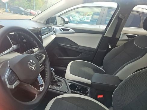 Used 2025 Volkswagen Taos SE image 4