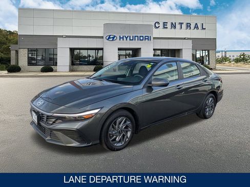 Used 2024 Hyundai Elantra Blue image 3