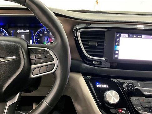 Used 2022 Chrysler Voyager LX image 12