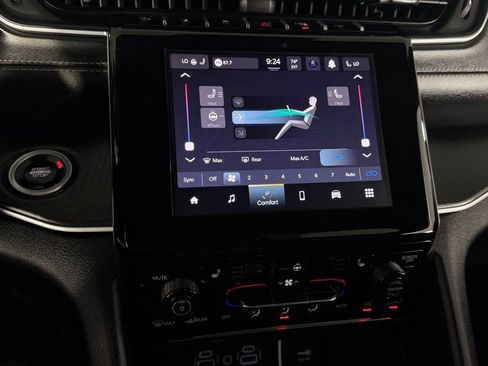Certified 2025 Jeep Grand Cherokee Altitude AWD/4WD image 20