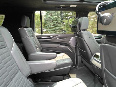 Used 2024 Cadillac Escalade ESV V w/ LPO, ONYX Package AWD/4WD image 21