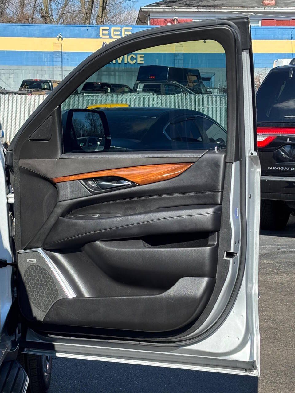 Used 2019 Cadillac Escalade ESV Luxury w/ LPO, Radiant Package AWD/4WD image 22
