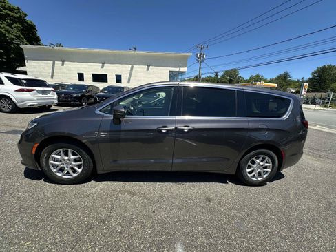 Used 2023 Chrysler Pacifica Touring-L FWD image 5