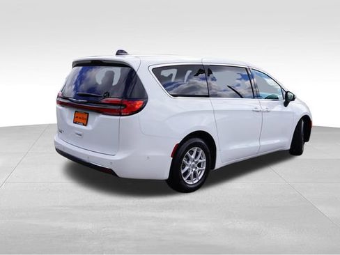 Used 2023 Chrysler Pacifica Touring-L FWD image 5
