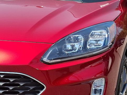 Used 2020 Ford Escape Titanium image 9