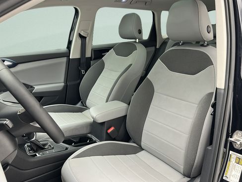Used 2023 Volkswagen Taos SE w/ Panoramic Sunroof Package FWD image 14
