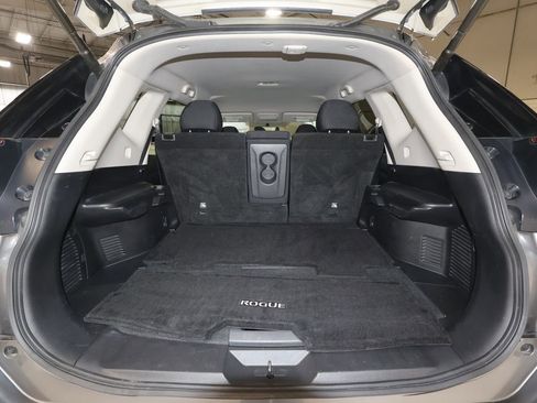 Used 2017 Nissan Rogue SV w/ SV Premium Package image 25