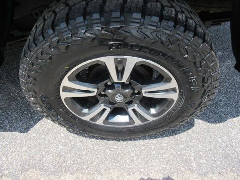 Used 2017 Toyota Tacoma TRD Sport w/ Tow Package (A/T) AWD/4WD image 11