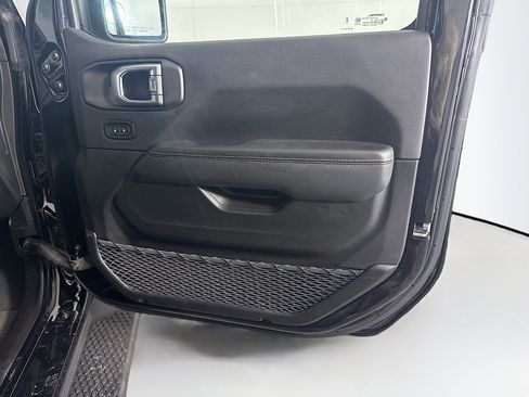 Used 2025 Jeep Wrangler Sahara image 30