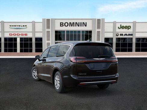 New 2026 Chrysler Pacifica Select image 3