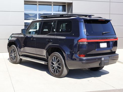 Used 2024 Lexus GX 550 w/ Accessory Package (31) AWD/4WD image 8
