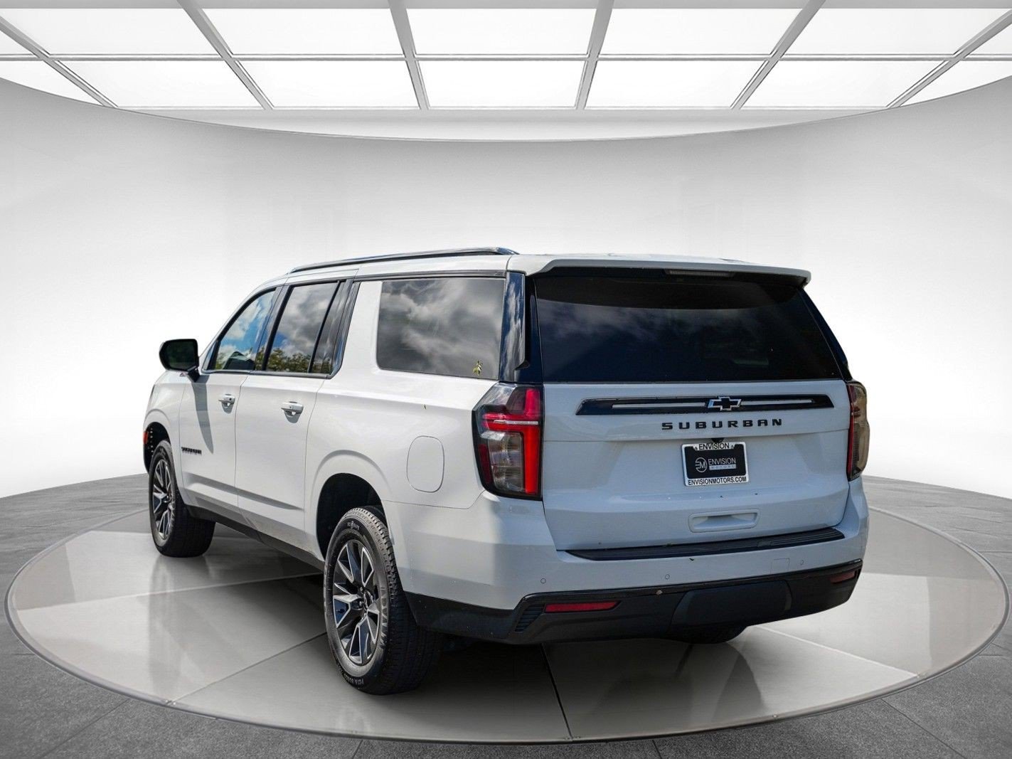 Used 2023 Chevrolet Suburban Z71 AWD/4WD image 2