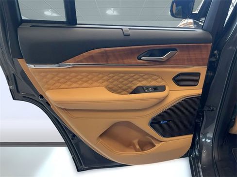 New 2025 Jeep Grand Cherokee Summit image 32
