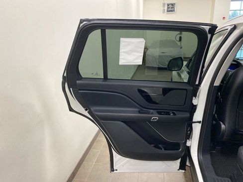 New 2025 Lincoln Aviator AWD image 8