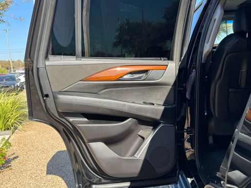Used 2018 Cadillac Escalade Luxury image 37