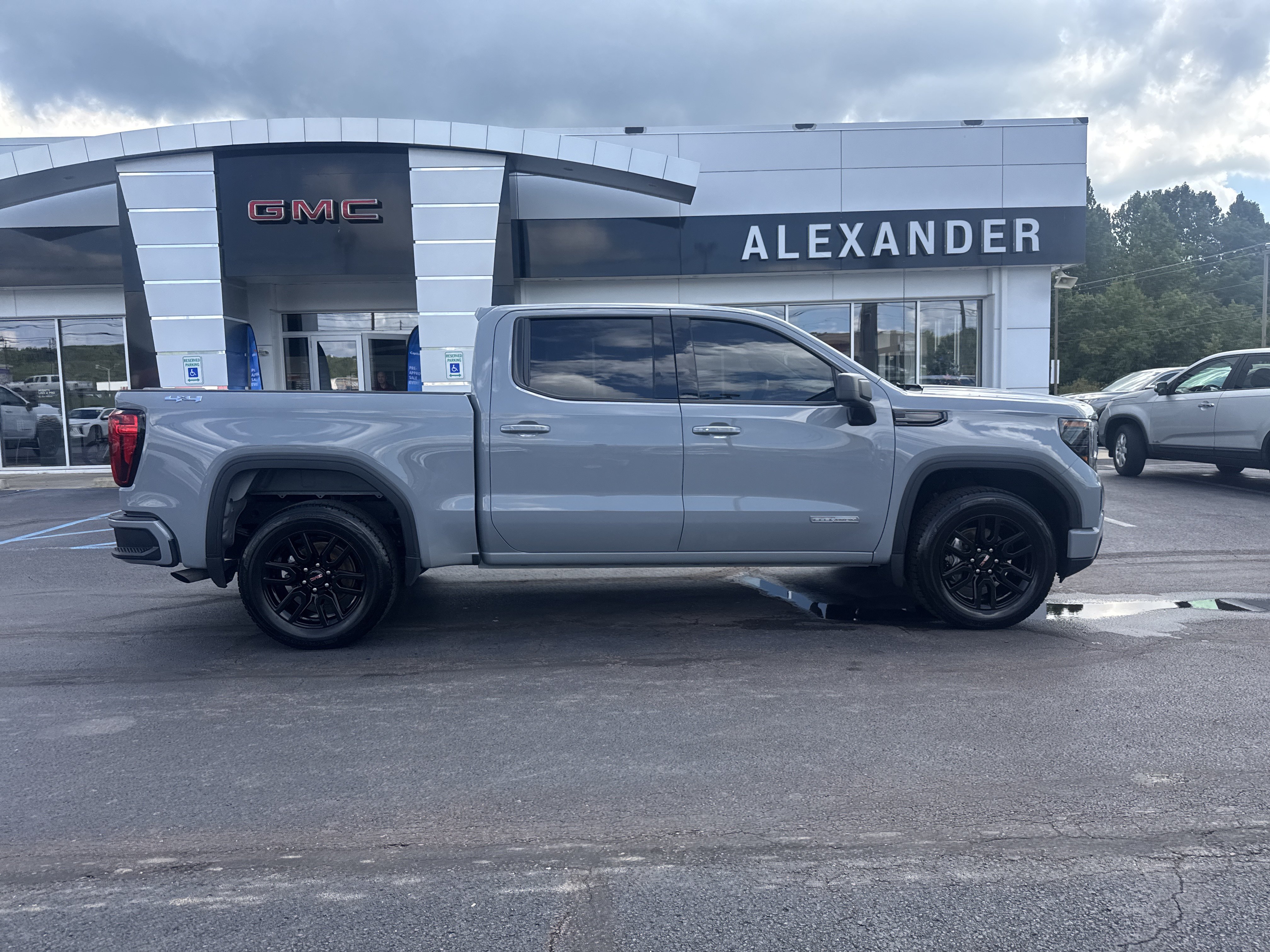 Used 2024 GMC Sierra 1500 Elevation AWD/4WD image 2