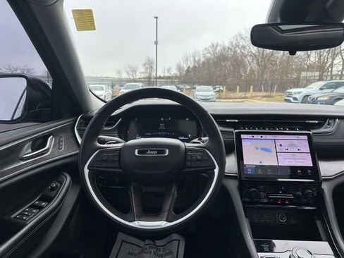 Used 2023 Jeep Grand Cherokee Limited w/ Black Appearance Package image 18