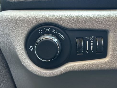 Used 2021 Chrysler Voyager Lxi FWD image 10