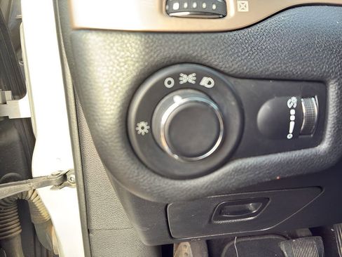 Used 2016 Jeep Cherokee Sport image 12