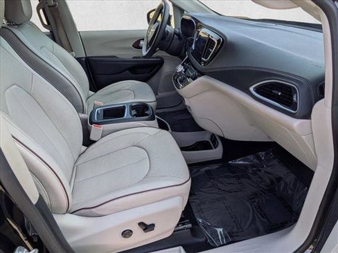 Used 2017 Chrysler Pacifica Limited w/ UConnect Theater Package image 22